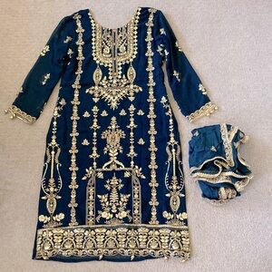 2-piece Indian/Pakistani blue & gold kurta with shawl, ~Sm.